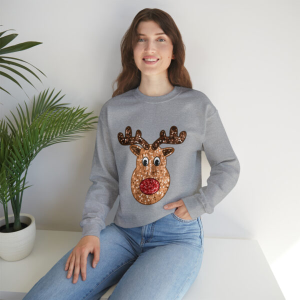 Chic and festive: the perfect reindeer sweatshirt for winter days.